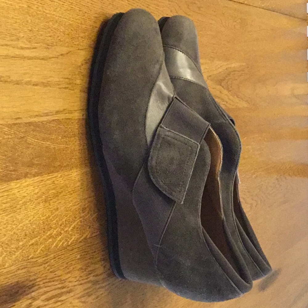 Woman’s Earthies wedge shoes. Size 9.5. Taupe suede. So elegant. - Picture 2 of 6